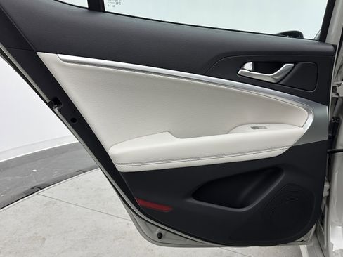 Used 2025 Genesis G70 2.5T image 29