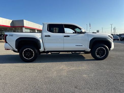 Used 2025 Toyota Tacoma TRD Off-Road AWD/4WD image 7