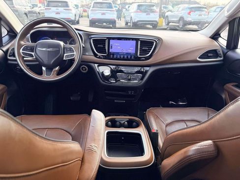 Used 2017 Chrysler Pacifica Limited FWD image 3