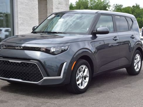Used 2025 Kia Soul LX w/ LX Technology Package FWD image 11