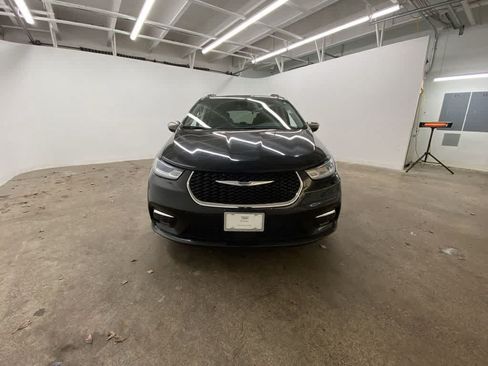 Used 2023 Chrysler Pacifica Limited FWD image 9