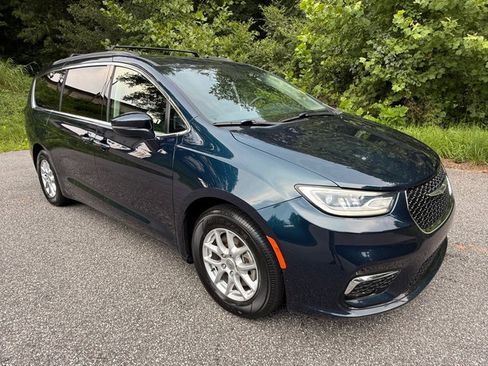 Used 2022 Chrysler Pacifica Touring-L FWD image 4