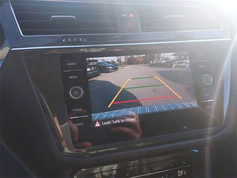 Used 2022 Volkswagen Tiguan SE image 34