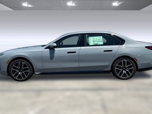 New 2025 BMW 740i image 2