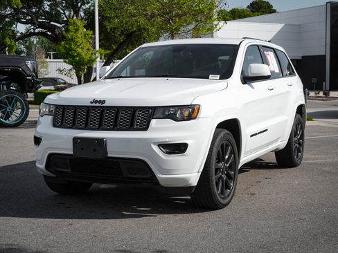 Used 2019 Jeep Grand Cherokee Altitude AWD/4WD image 5