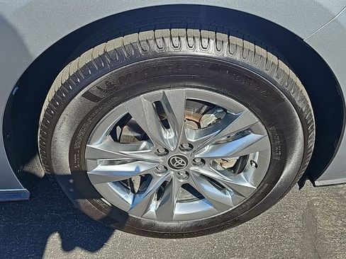 Used 2021 Toyota Sienna Limited image 12