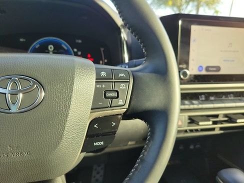 Used 2025 Toyota Camry SE FWD image 16