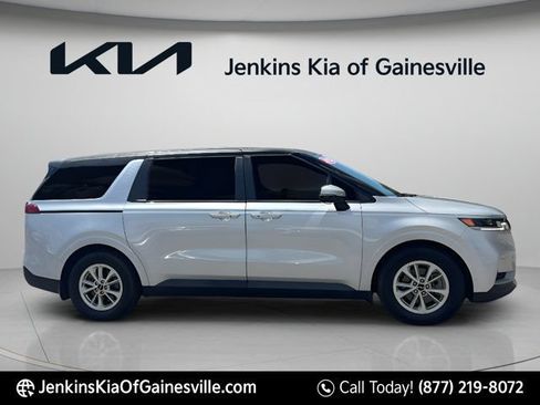 Used 2023 Kia Carnival LX FWD image 2