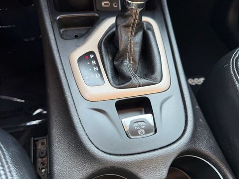 Used 2017 Jeep Cherokee Sport FWD image 23