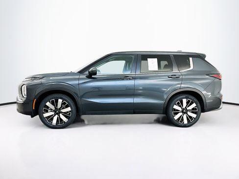 Used 2025 Mitsubishi Outlander SE image 4