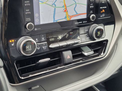 Used 2021 Toyota Highlander XLE image 25