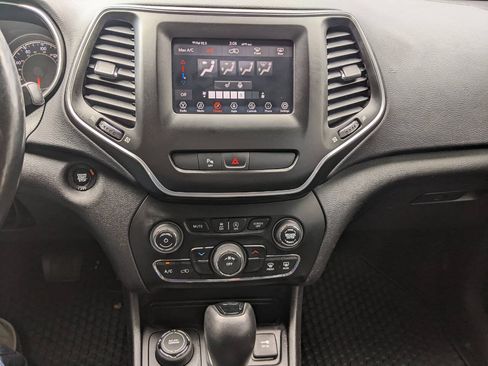 Used 2019 Jeep Cherokee Latitude Plus AWD/4WD image 19