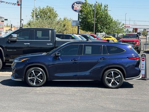 Used 2022 Toyota Highlander XSE FWD image 2