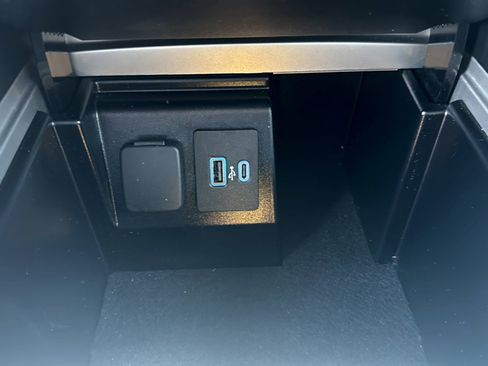 Used 2022 Ford Explorer XLT w/ Equipment Group 202A RWD image 18