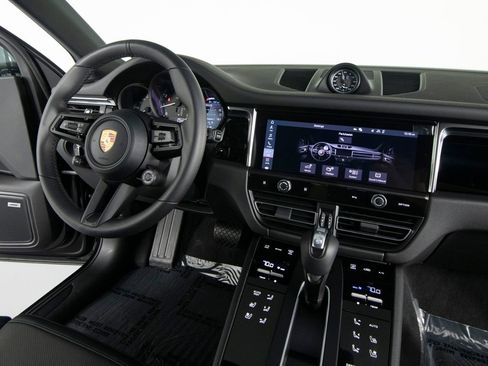 Certified 2026 Porsche Macan AWD/4WD image 31