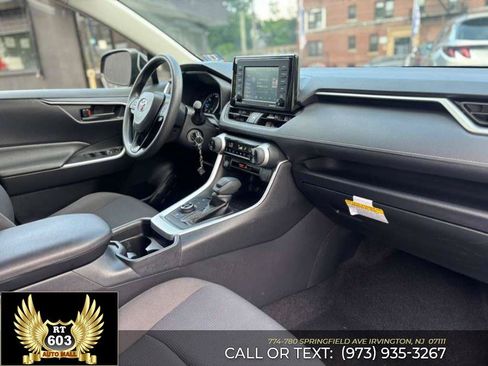 Used 2020 Toyota RAV4 LE w/ Carpet Mat Package AWD/4WD image 17