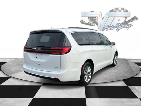 Certified 2022 Chrysler Pacifica Touring-L w/ Uconnect Theater Family Group image 5