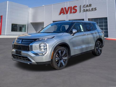 Used 2025 Mitsubishi Outlander SE image 1