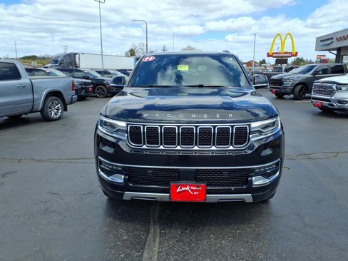 Used 2024 Jeep Wagoneer L Series III w/ Flexible Seating Group AWD/4WD image 9