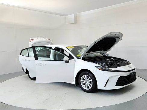 Used 2025 Toyota Camry LE AWD/4WD image 12
