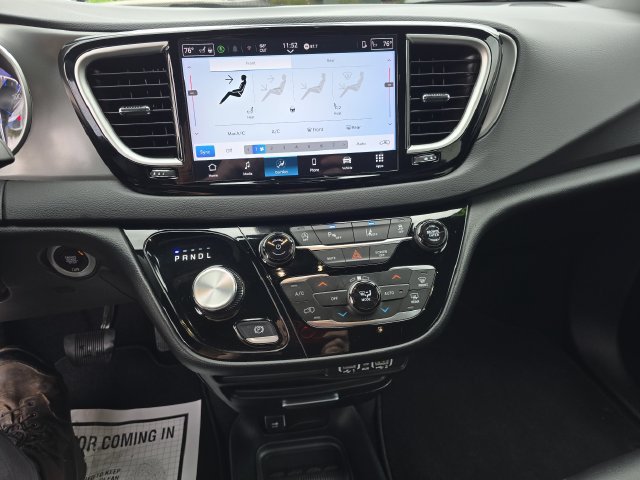 Used 2025 Chrysler Pacifica Select FWD image 22
