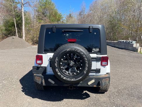 Used 2016 Jeep Wrangler Unlimited Sahara w/ Connectivity Group AWD/4WD image 6