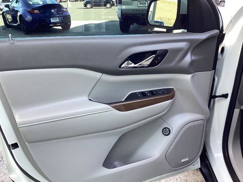 Used 2018 GMC Acadia SLE w/ LPO, Black Accent Package image 11