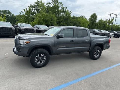 Used 2017 Toyota Tacoma TRD Off-Road w/ Premium & Technology Package AWD/4WD image 15