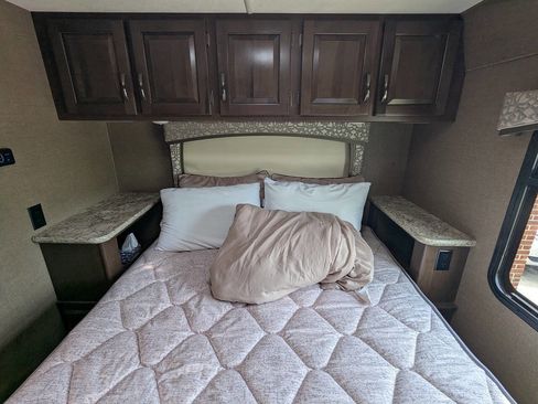 Used 2017 Ford E-450 and Econoline 450 Super Duty w/ Motorhome Prep Package RWD image 9