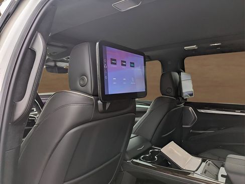 Certified 2025 Cadillac Escalade ESV Sport Platinum image 10