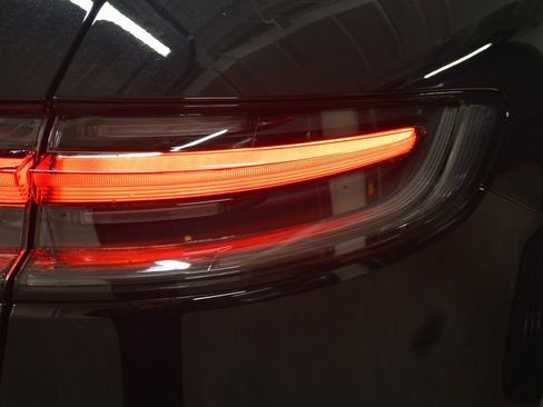 Certified 2025 Porsche Macan AWD/4WD image 12