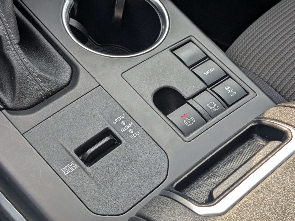 Used 2025 Toyota Highlander LE FWD image 32