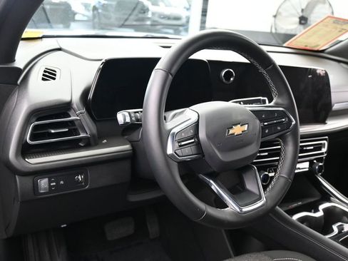 Used 2025 Chevrolet Traverse LT FWD image 15