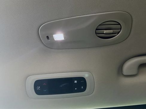 Used 2023 Chrysler Pacifica Touring-L FWD image 31