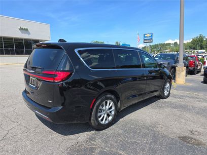 Used 2025 Chrysler Pacifica Select