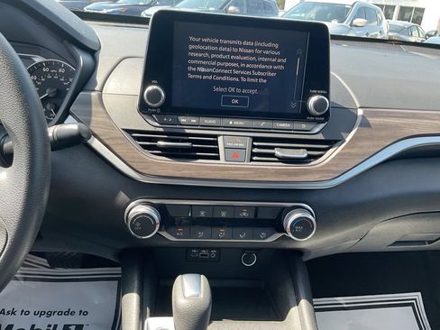 Used 2025 Nissan Altima 2.5 SV FWD image 29