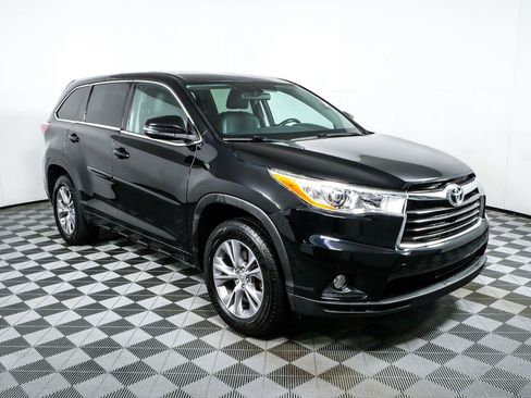 Used 2015 Toyota Highlander Plus FWD image 1