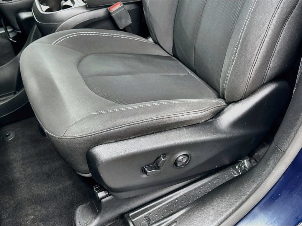 Used 2019 Chrysler Pacifica Touring Plus w/ S Appearance Package FWD image 17