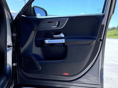Used 2021 Mercedes-Benz GLB 250 4MATIC image 17