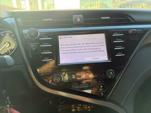 Used 2019 Toyota Camry SE image 3