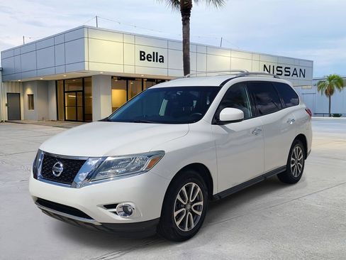 Used 2016 Nissan Pathfinder SV image 2