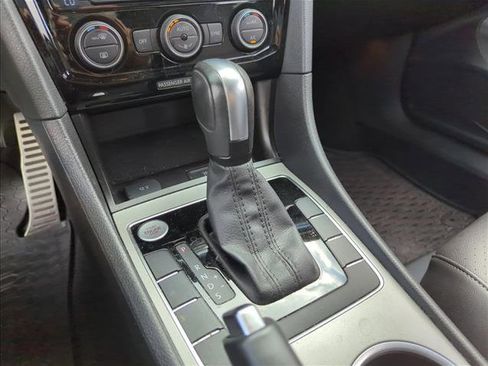 Used 2022 Volkswagen Passat 2.0T R-Line image 11