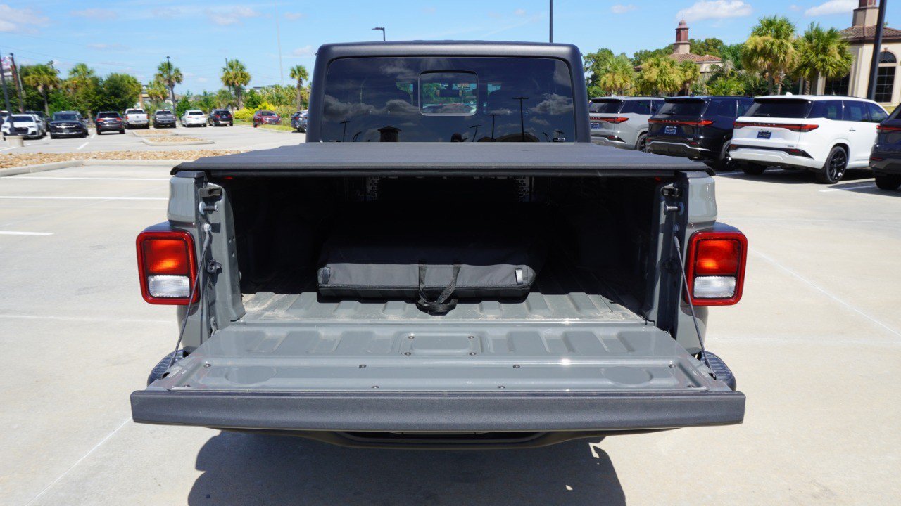 Used 2023 Jeep Gladiator Rubicon w/ Cold Weather Group AWD/4WD image 37