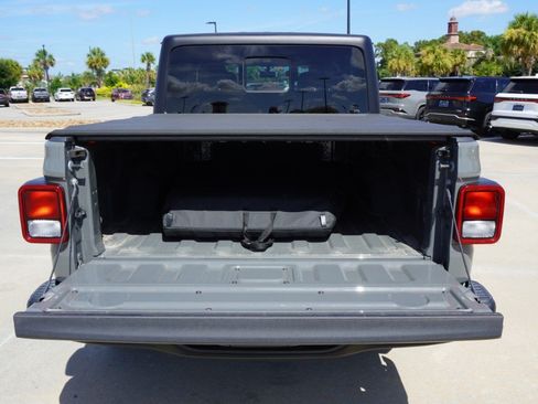 Used 2023 Jeep Gladiator Rubicon w/ Cold Weather Group AWD/4WD image 37