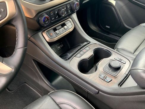 Used 2023 GMC Acadia Denali w/ Denali Ultimate Package FWD image 17