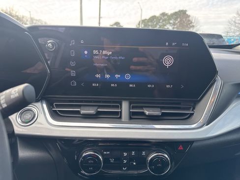 Used 2025 Chevrolet Trax LT image 18