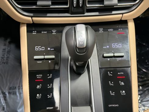 Certified 2025 Porsche Macan image 34