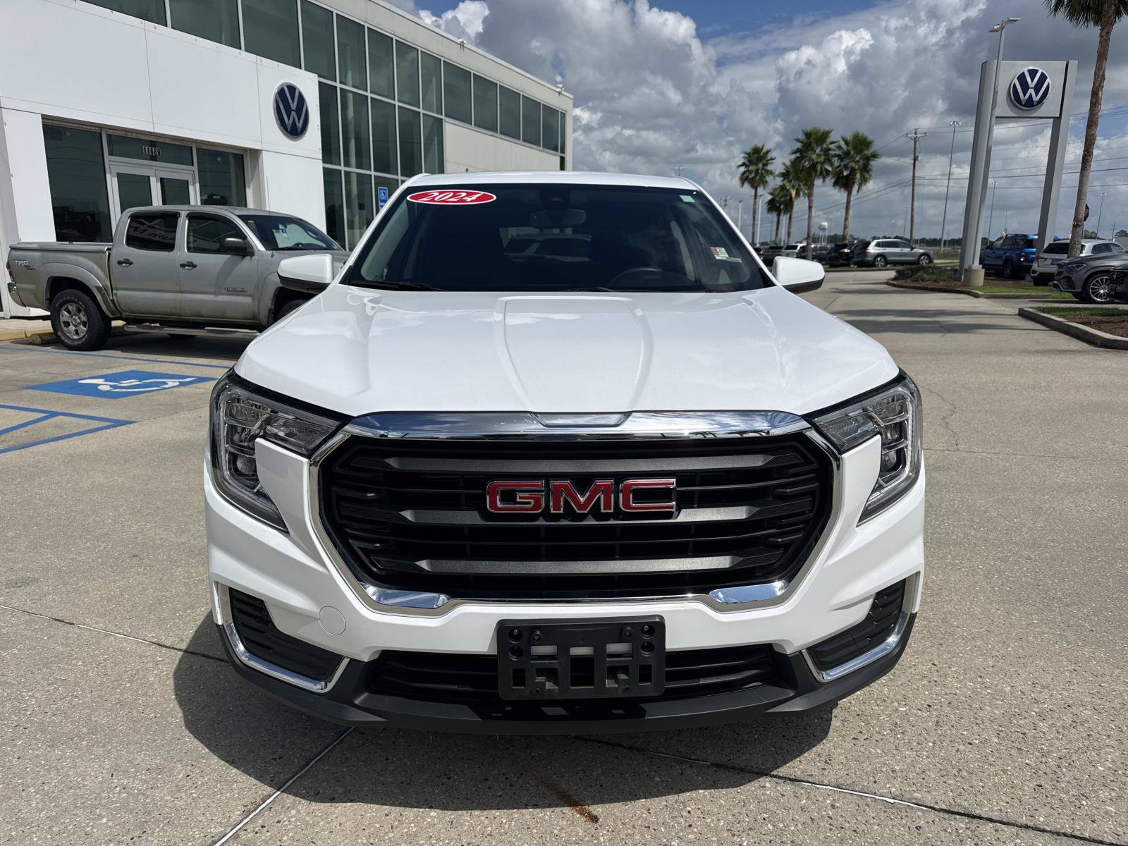 Used 2024 GMC Terrain SLE FWD image 2