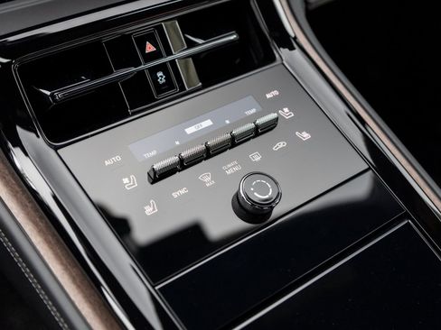 Certified 2025 Porsche Panamera image 28