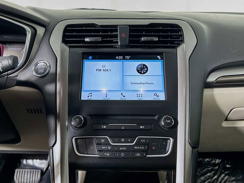 Used 2017 Ford Fusion SE w/ Fusion SE Technology Package image 13